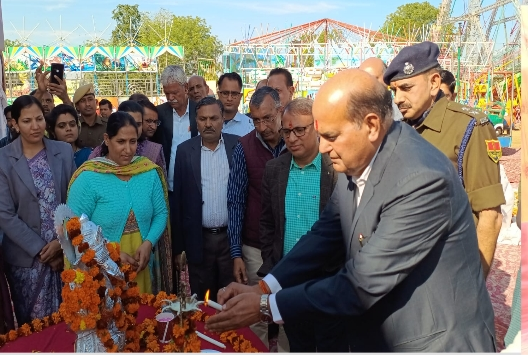 District Collector एवं संभागीय आयुक्त ने किया ‘‘विकसित भारत संकल्प यात्रा‘‘ के शिविरों का निरीक्षण 3 District Collector बचनेश अग्रवाल ने द्वीप प्रज्जवलित किया