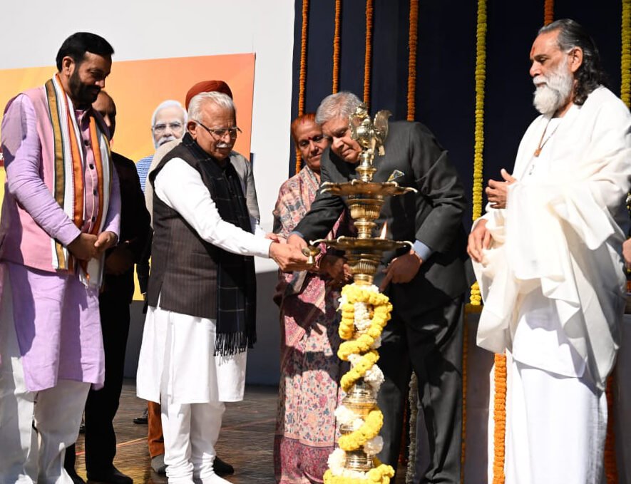 Vice President ने की मुख्यमंत्री मनोहर लाल के व्यक्तित्व की सराहना 3 Vice President व CM मनोहर लाल द्वीप प्रज्जवलित करते हुए