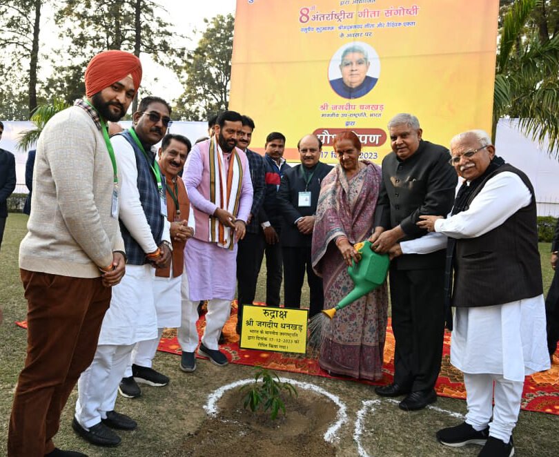 Vice President ने की मुख्यमंत्री मनोहर लाल के व्यक्तित्व की सराहना 4 Vice President व CM मनोहर लाल पौधरोपण करते हुए