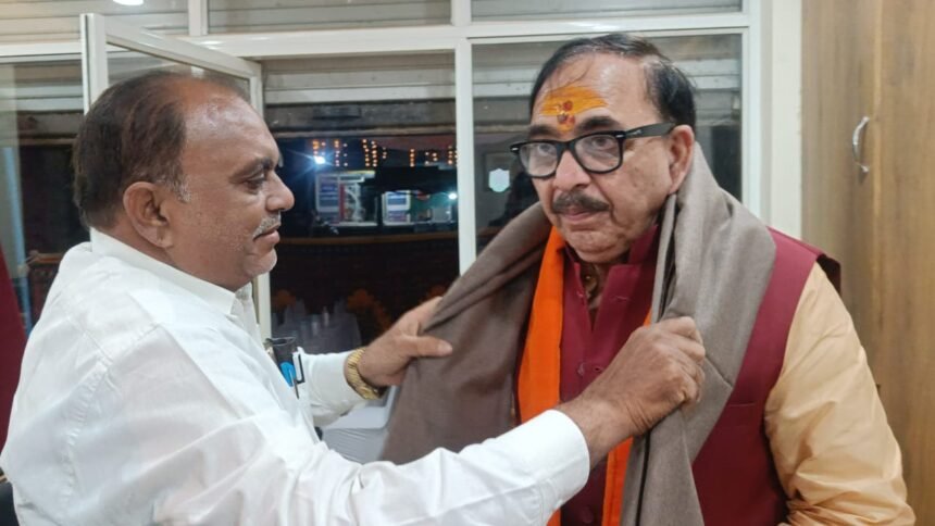 Mahendranath Pandey का ओंकारेश्वर प्रवास बड़वाह में हुआ भव्य स्वागत 1 श्री Mahendranath Pandey जी का स्वागत किया