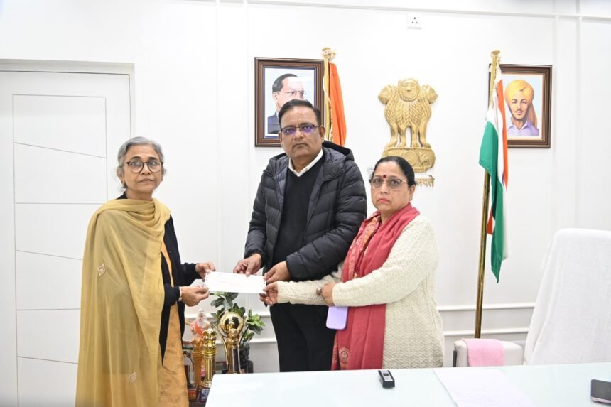 केजरीवाल ने Corona योद्धा के परिवार को आज ₹1 करोड़ की सहायता राशि सौंपी 1 Corona warrior