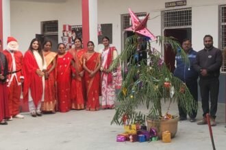 Educational English Medium School में रंगारंग कार्यक्रम का आयोजन