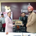 राज्यमंत्री SandeepSingh मे वितरित किए स्मार्टफोन