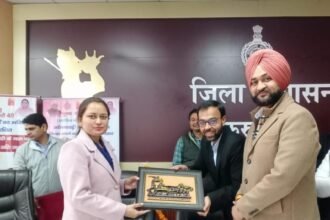 राज्यमंत्री SandeepSingh मे वितरित किए स्मार्टफोन