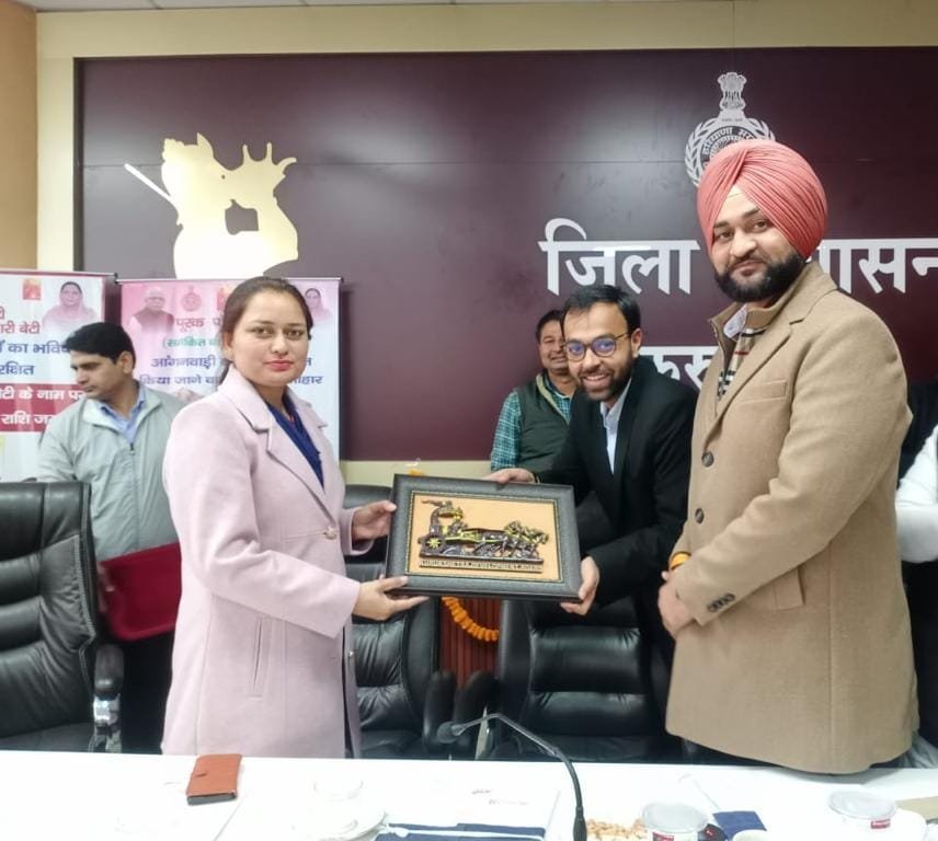 राज्यमंत्री SandeepSingh मे वितरित किए स्मार्टफोन
