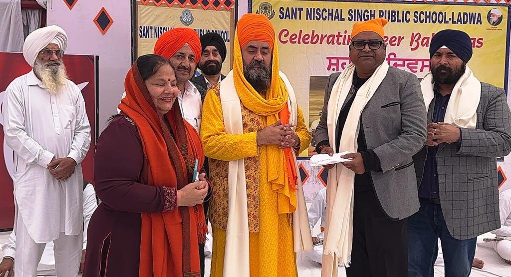Sant Nischal Singh Public School में शहीदी दिवस मनाया गया