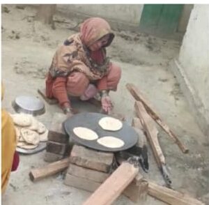 Primary School बगदहां में मध्याह्न भोजन ईंट के चूल्हे पर बनाया जा रहा 2 Primary School भोजन ईंट के चूल्हे पर बनता है