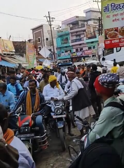 कोरांव बाजार में Vegetable Market तिराहे के पास रोज जाम लगने की समस्या 2 Vegetable Market में जाम