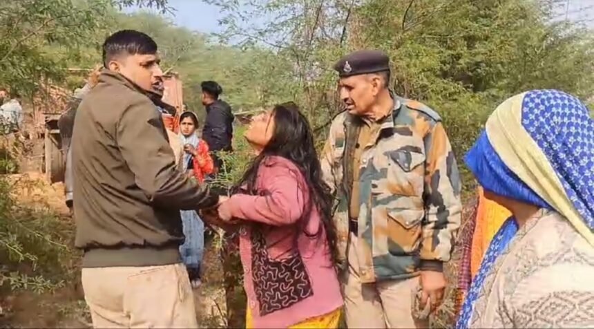 Encroachment हटाने गए निकाय के कर्मचारियों के साथ अतिक्रमणकारियों ने की झूमा झटकी 1 Encroachment हटाने गए निकाय के कर्मचारियों के साथ झूमा झटकी