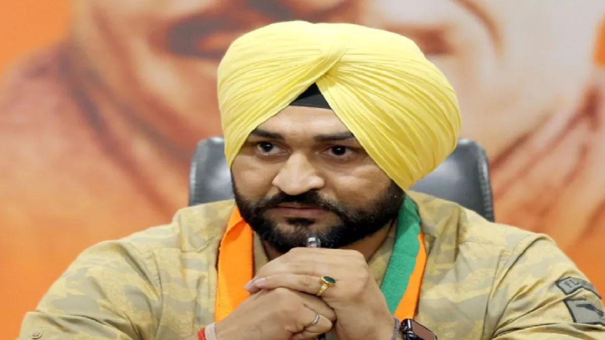 राज्यमंत्री SandeepSingh व विधायक सुभाष सुधा ने 12 आंगनबाड़ी वर्करों को वितरित किए स्मार्ट फोन 2 राज्यमंत्री SandeepSingh मे वितरित किए स्मार्टफोन