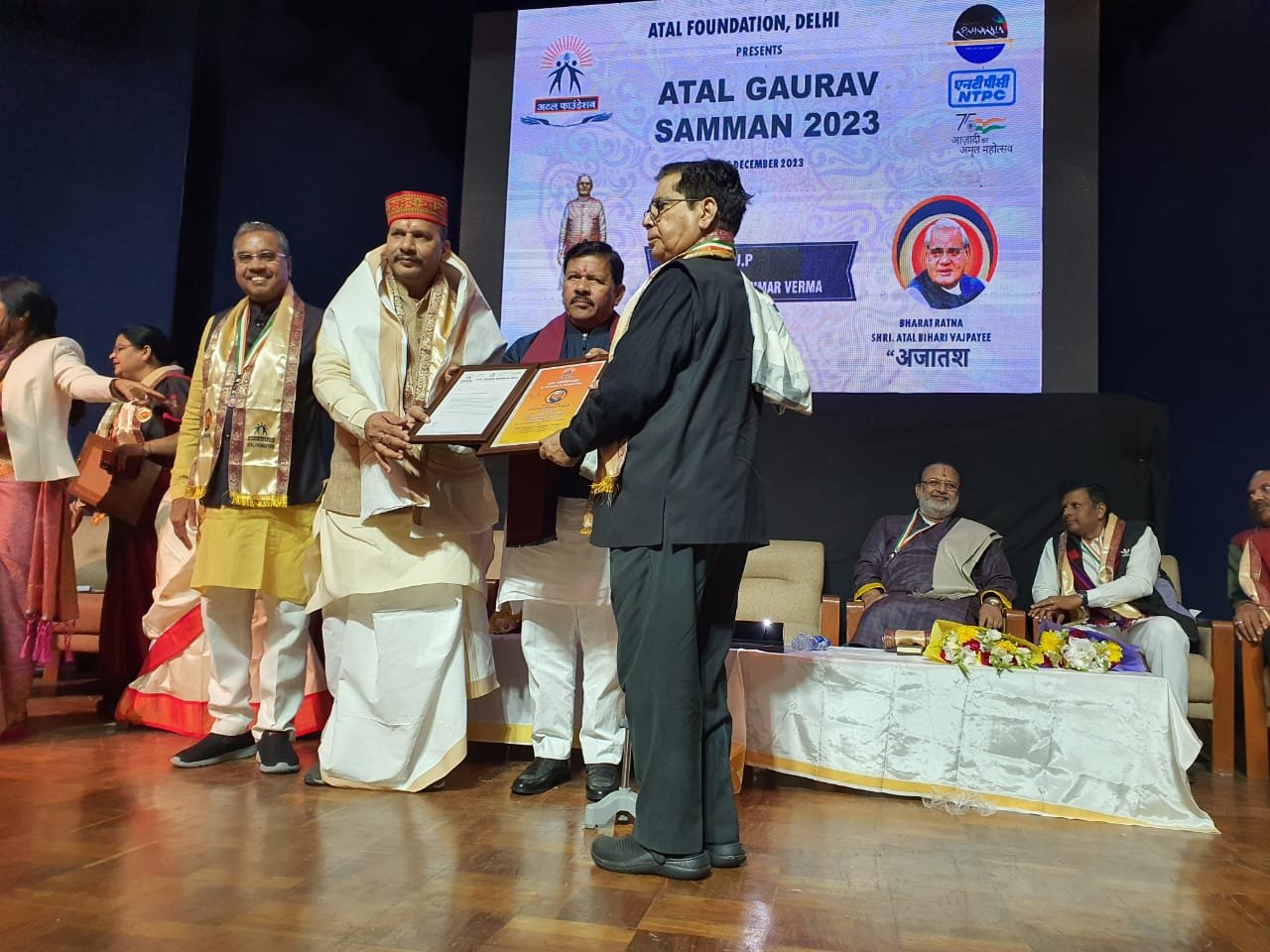 Atal Gaurav Samman-2023 से सम्मानित नरेन्द्र वर्मा