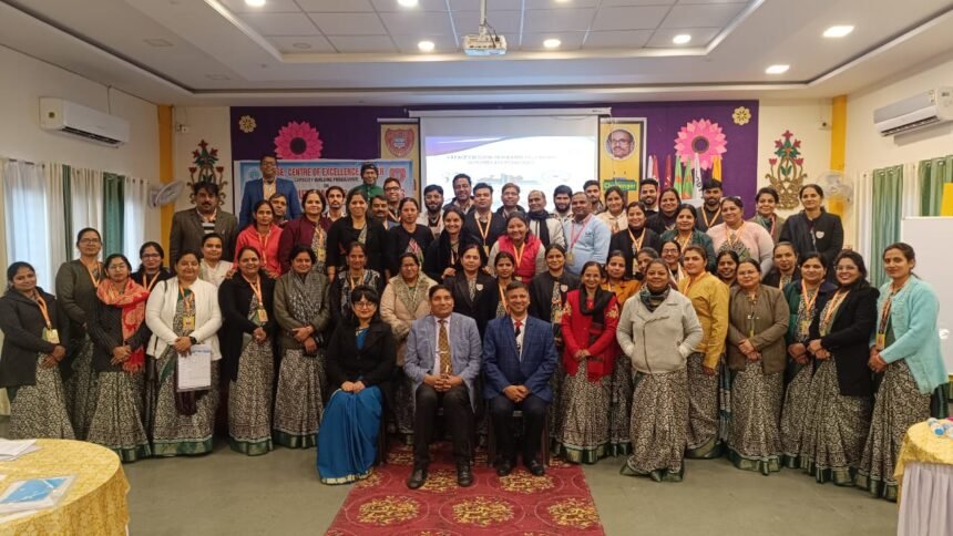 मास्टर ट्रेनर Narendra Kumar का पुष्पगुच्छ भेंट कर स्वागत किया