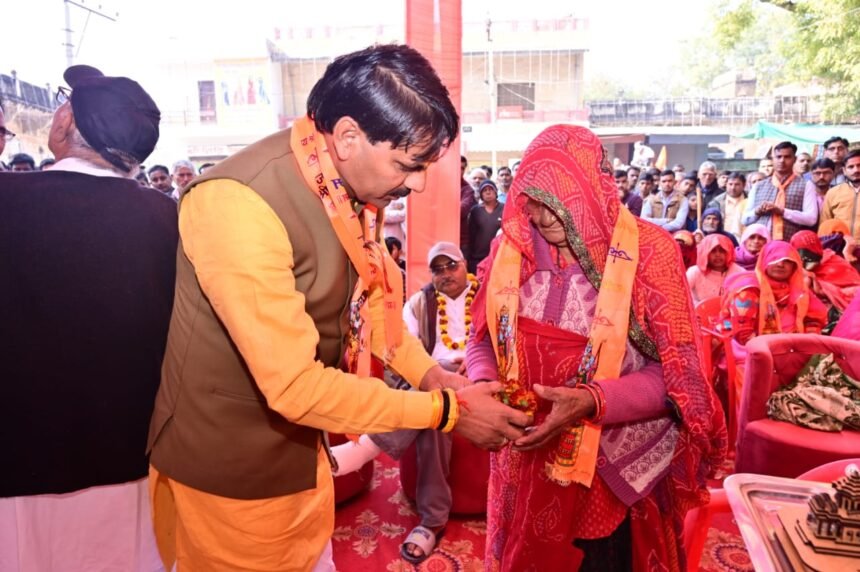 नवलगढ़ में MLA Vikram Singh ने कारसेवक व उनके परिजनों को सम्मानित किया 1 27