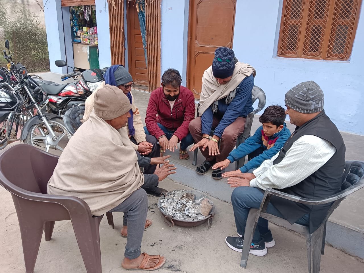 Temprature में लगातार गिरावट से कड़ाके की सर्दी 