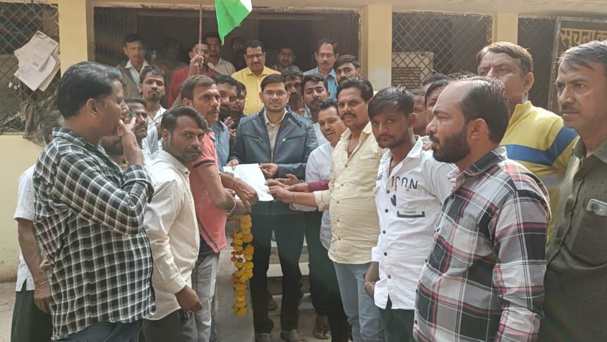 Hit and Run Law के विरोध में वाहन चालको ने शुरू की हड़ताल एवम ज्ञापन दिया 1 IMG 20240101 WA0083