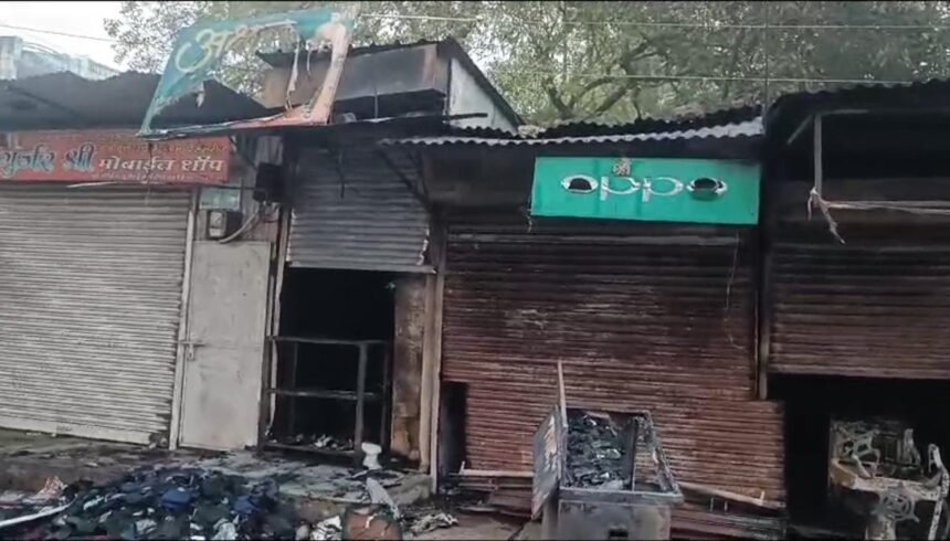Short Circuit की वजह से भीषण आग लगने से चार दुकानें हुई जलकर खाक 1 Short Circuit की वजह से लगी भीषण आग