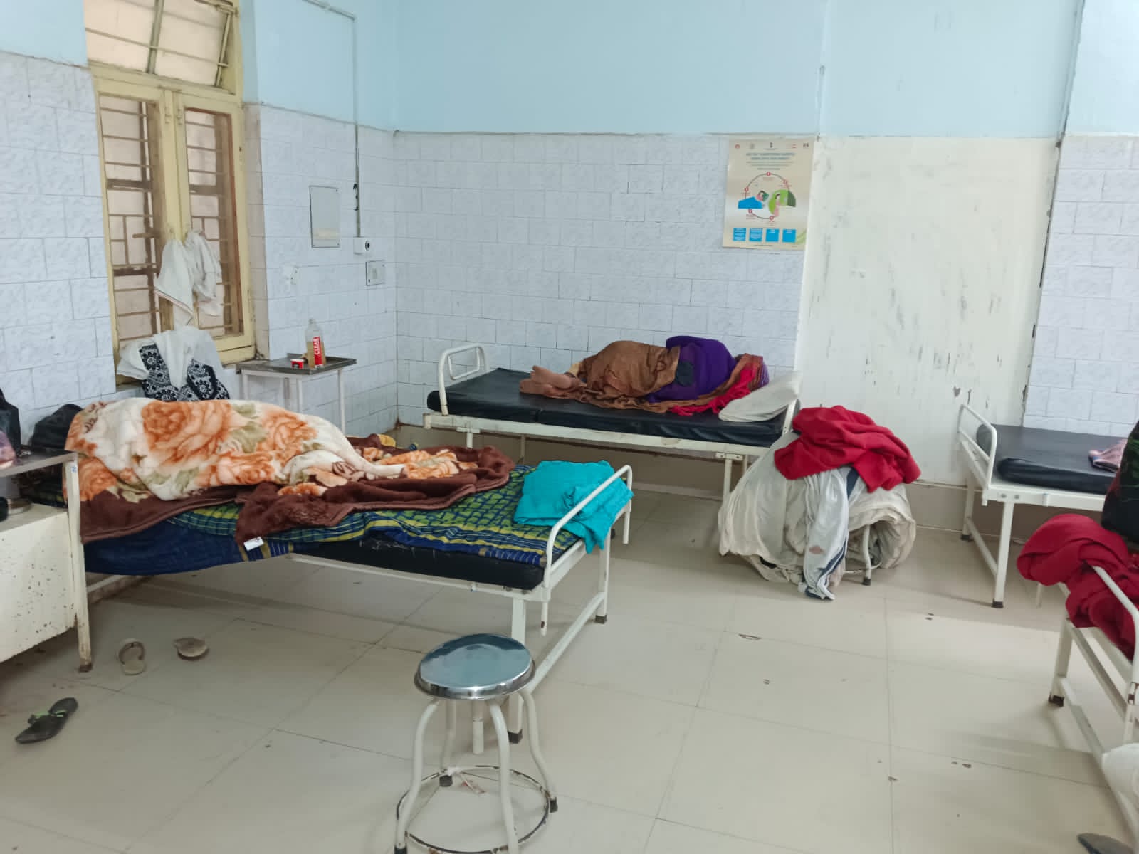 Bhitarwar Community Health Center में सर्दी में प्रसूताओं को नहीं मिल रही चद्दर व कंबल 2 Bhitarwar Community Health Center में मरीजों को नही मिल रही सुविधा