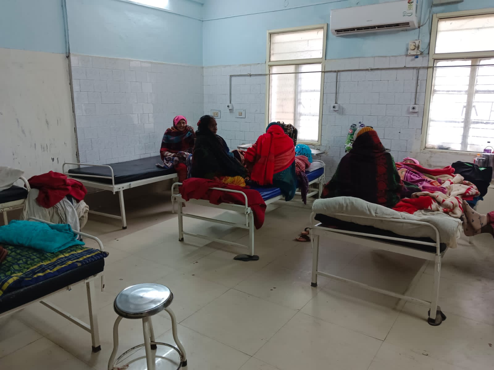 Bhitarwar Community Health Center में सर्दी में प्रसूताओं को नहीं मिल रही चद्दर व कंबल 3 Bhitarwar Community Health Center में मरीजों को नही मिल रही सुविधा