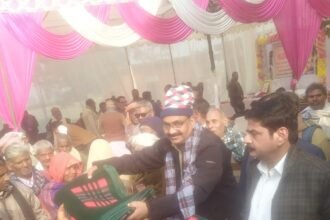 Devi Prasad Tripathi की पुण्य तिथि पर जरूरतमंदों को कम्बल वितरण