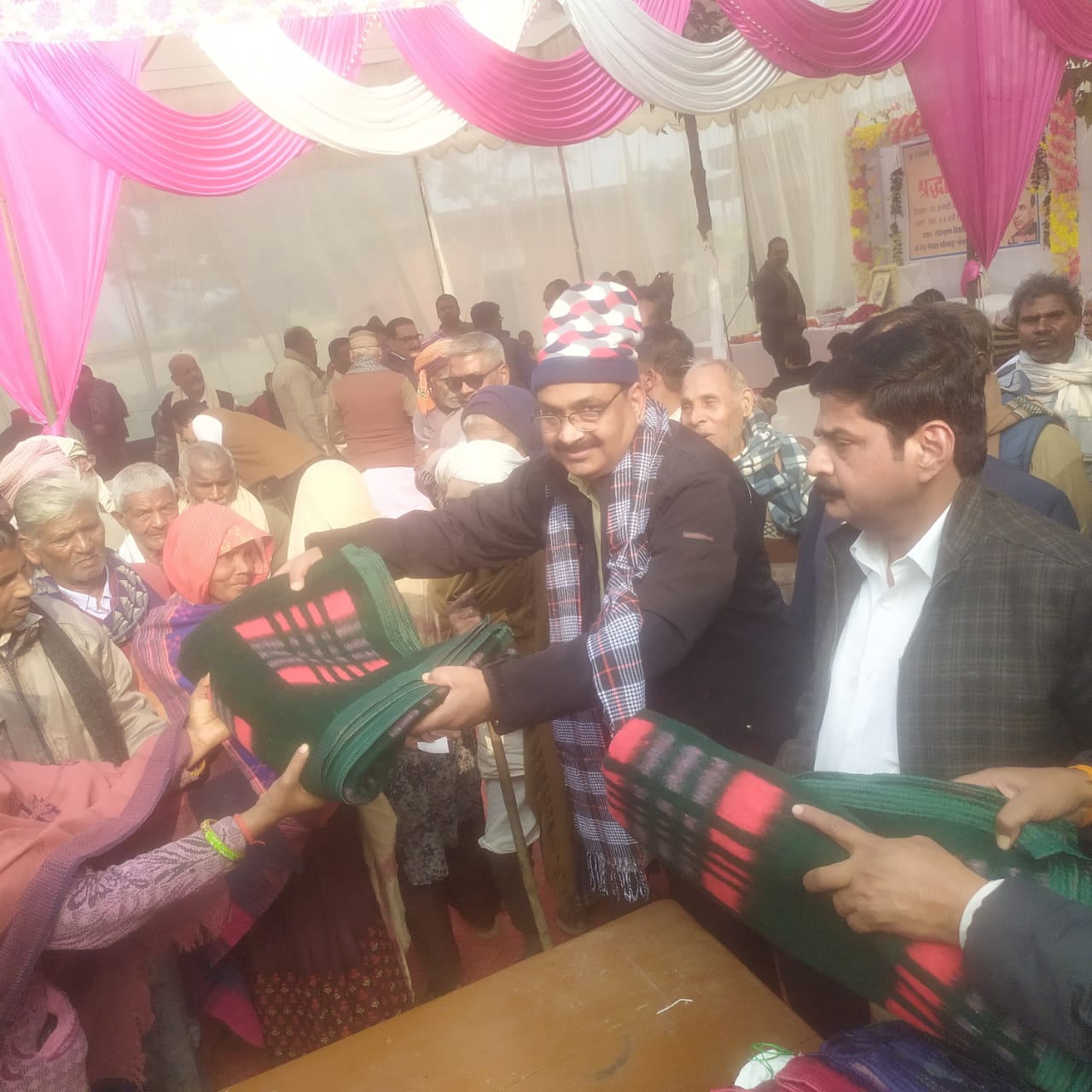 Devi Prasad Tripathi की पुण्य तिथि पर जरूरतमंदों को कम्बल वितरण