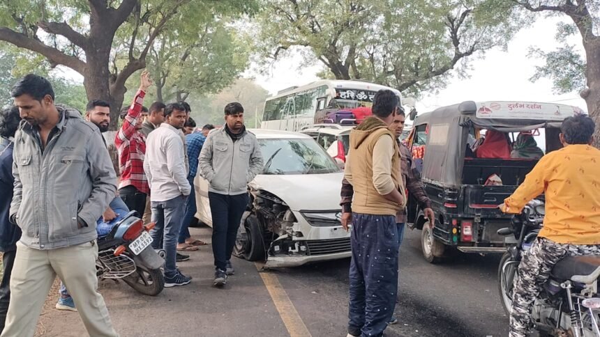 Omkareshwar स्थापना के बीच स्विफ्टडीजायर एवं ट्रैक्टर में हुई भिड़ंत