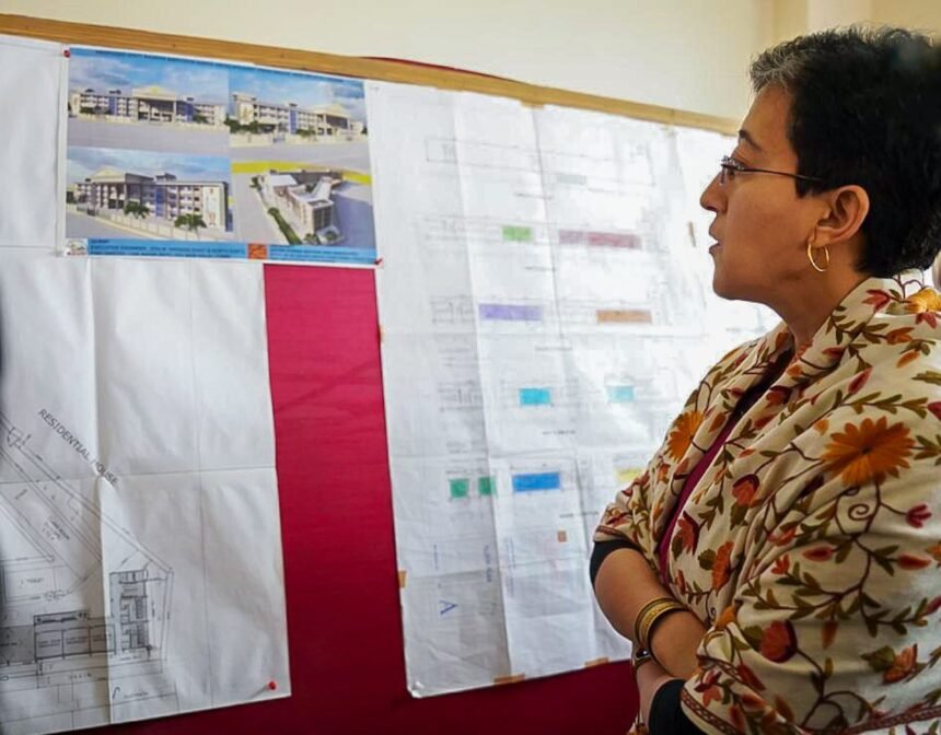 Atishi ने पटपड़गंज में बन रहे वर्ल्ड क्लास स्कूल का किया निरीक्षण