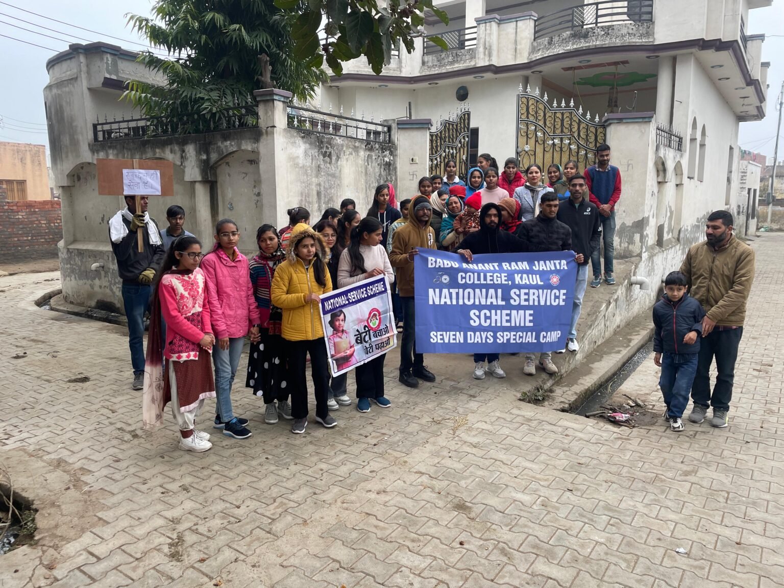 Volunteers द्वारा पर्यावरण संरक्षण, बेटी बचाओ बेटी पढ़ाओ अभियान