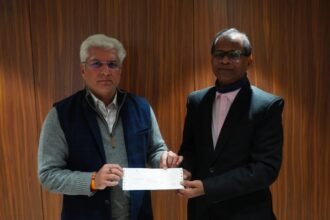 Kailash Gehlot ने चेक सौंपा