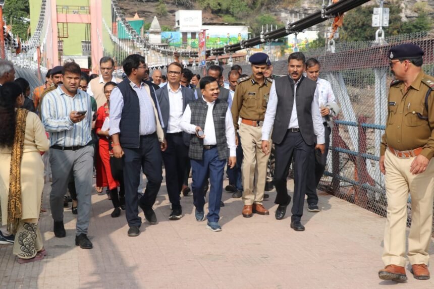 तीर्थ नगरी Omkareshwar पहुंचे कमिश्नर मालसिंह एवं आईजी राकेश गुप्ता 1 Omkareshwar inspection by Commissioner and IG