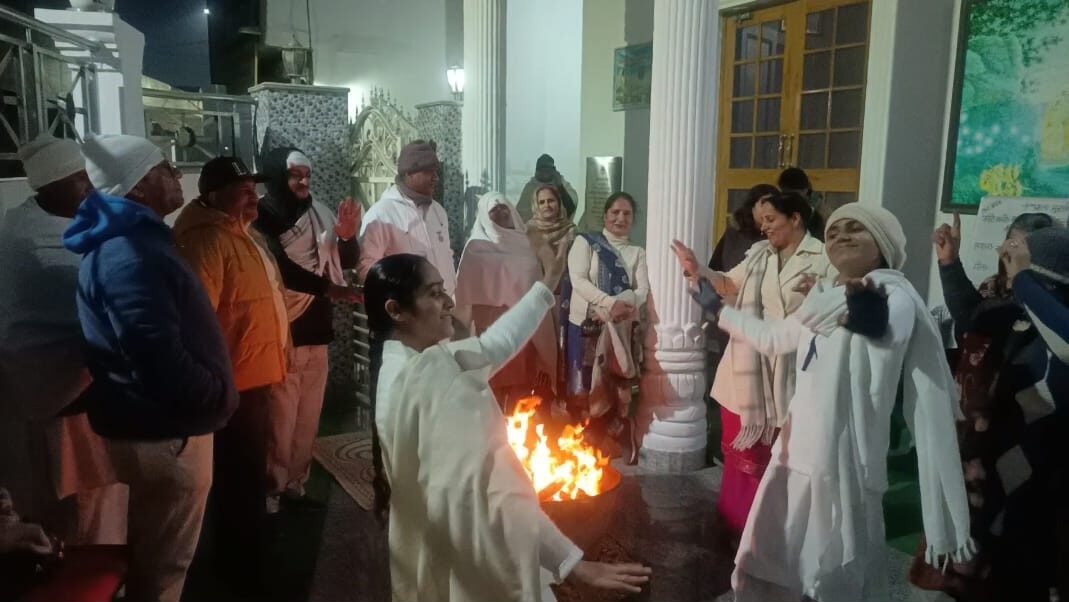 Lohri का पावन पर्व बहुत हर्ष उल्लास के साथ मनाया 2 Lohri का पावन पर्व बहुत हर्ष उल्लास के साथ मनाया