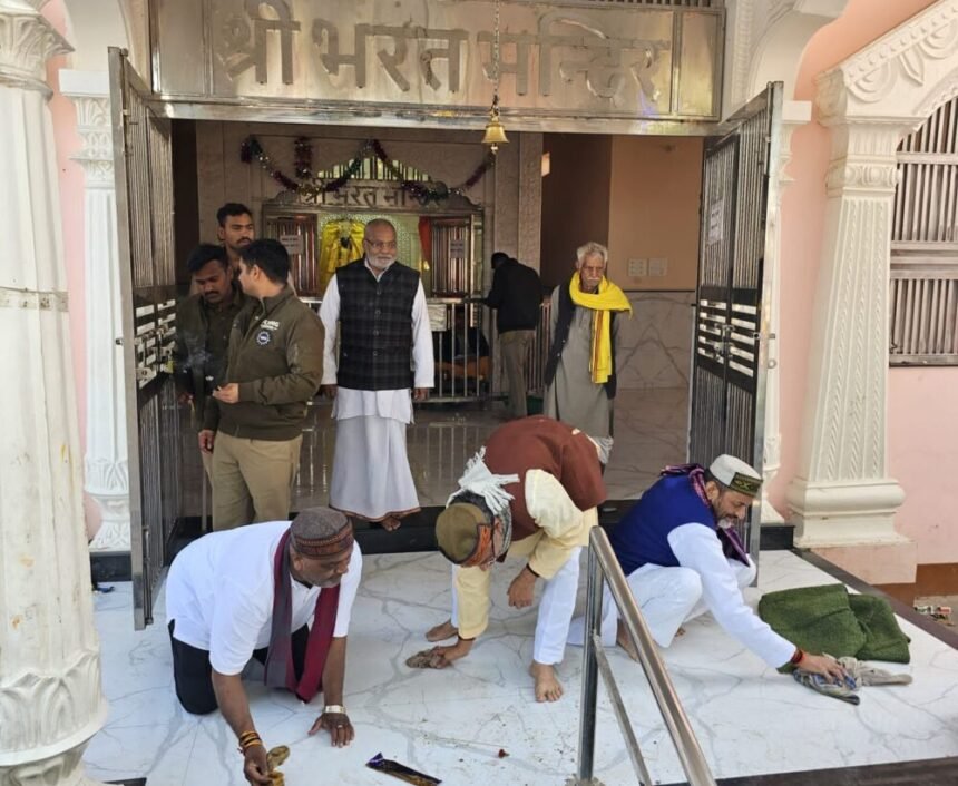 UP CM के निर्देशों के अनुसार चित्रकूट में स्वच्छता अभियान शुरू 1 UP CM के निर्देशों के अनुसार चित्रकूट में स्वच्छता अभियान