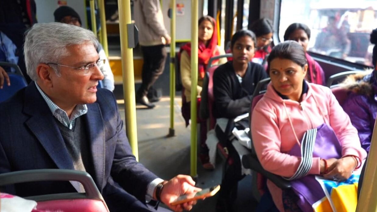 Transport Minister ने डीटीसी बस में यात्रा कर लोगों से लिया फीडबैक