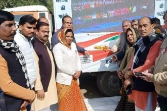 विकसित भारत संकल्प यात्रा के दौरान Amitabh Singh Harsi व लाभार्थी