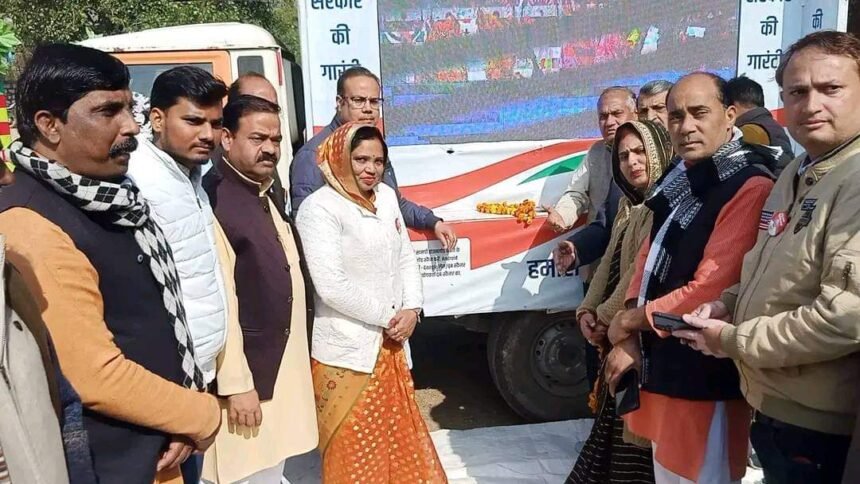 विकसित भारत संकल्प यात्रा के दौरान Amitabh Singh Harsi व लाभार्थी