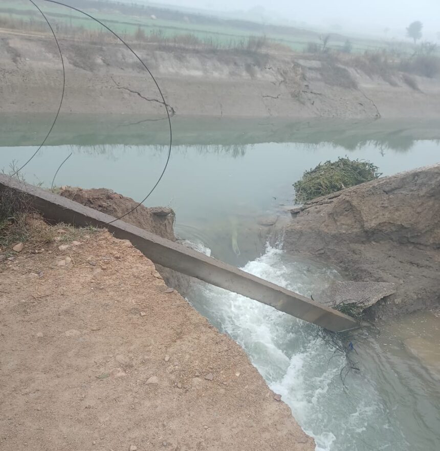 ग्राम पंचायत मेहगांव होकर निकली Harsi Main Canal टूटी