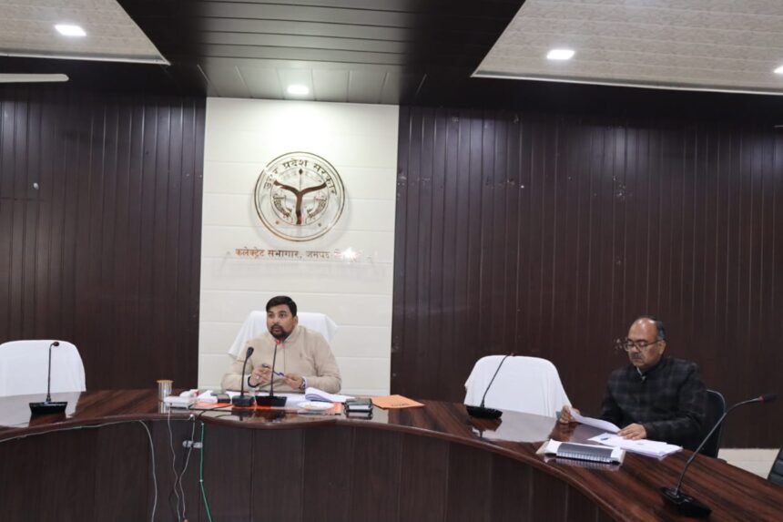 DM Abhishek Anand ने नगर पालिका व नगर पंचायतों में विकास कार्यों की समीक्षा बैठक की 1 DM Abhishek Anand ने विकास कार्यों की समीक्षा बैठक की