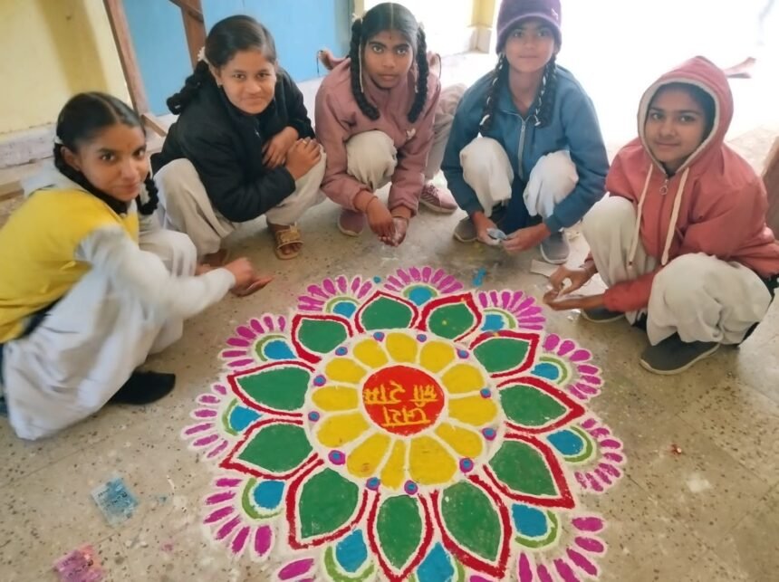 Rangoli प्रतियोगिता में छात्राओं ने रामोत्सव का संदेश दिया