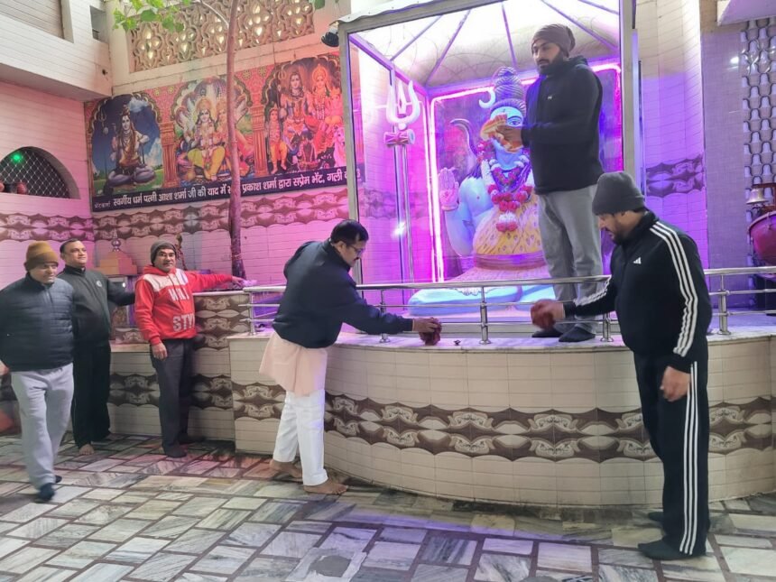 Subhash Chandra ने शिव मंदिर में स्वच्छता चलाया अभियान