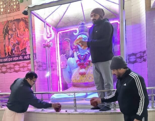 Subhash Chandra ने शिव मंदिर में स्वच्छता अभियान चलाया और मंदिर में साफ सफाई की 2 Subhash Chandra ने शिव मंदिर में स्वच्छता चलाया अभियान
