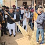 Cleanliness Week के तहत पूजा अर्चना कर लगाया झाड़ू