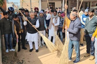 Cleanliness Week के तहत पूजा अर्चना कर लगाया झाड़ू