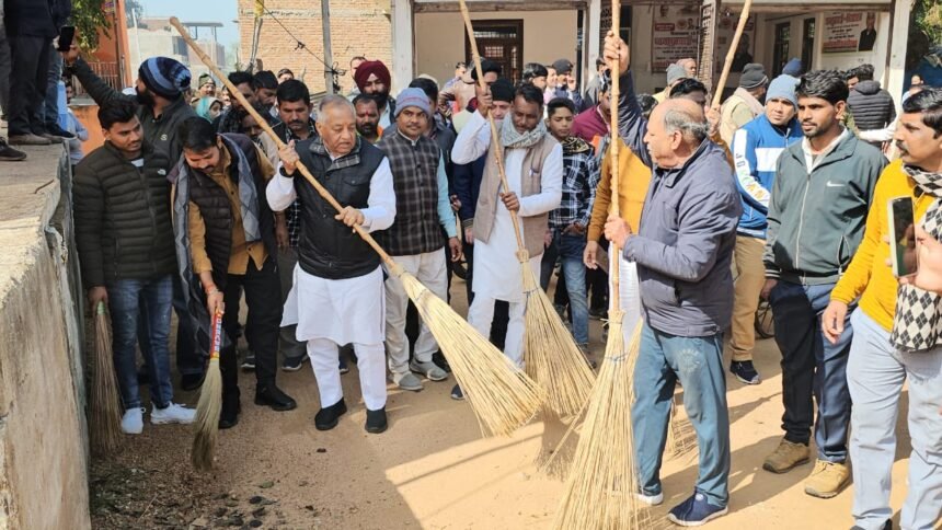 Cleanliness Week के तहत पूजा अर्चना कर लगाया झाड़ू