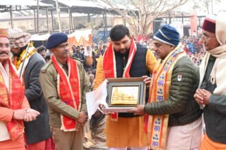 DM Abhishek Anand ने निःशुल्क कंबल वितरण किया