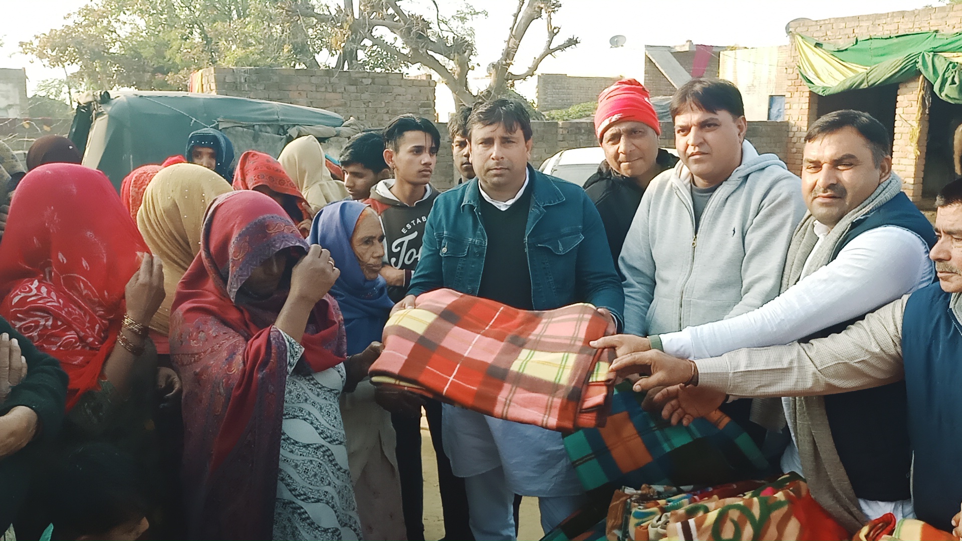Cold में Lions Club द्वारा गरीब लोगों को कंबल बांटे 2 Cold में लायंस क्लब करनाल गोल्ड द्वारा बांटे कंबल