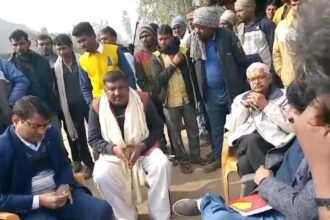 Tribals ने तहसीलदार के सामने जान देने बात की