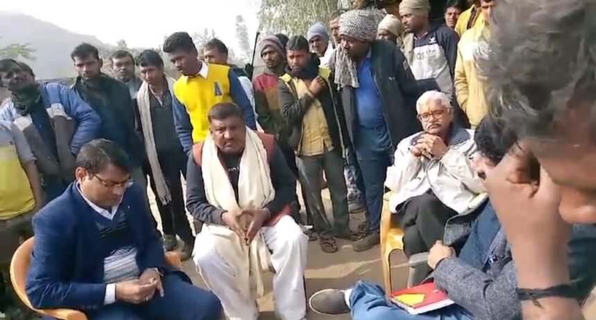 Tribals ने तहसीलदार के सामने जान देने बात की