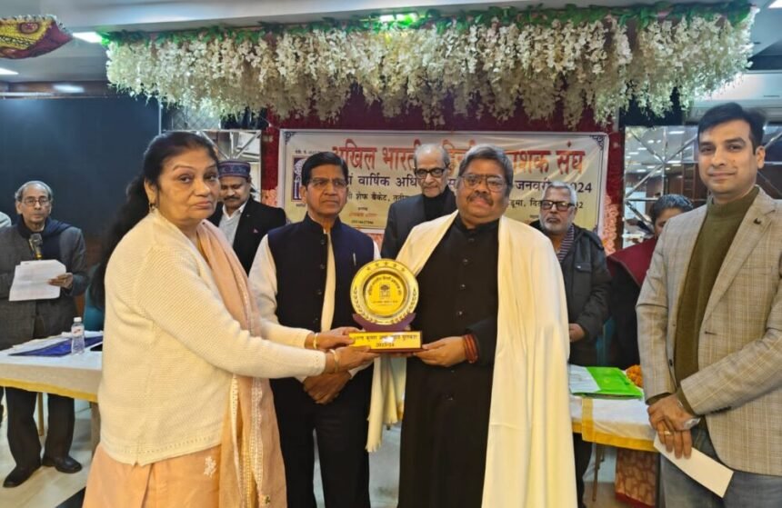 Dayanand Pandey को प्रकाशक संघ ने किया सम्मानित