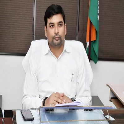 DM Abhishek Anand की अध्यक्षता में मतदेय स्थलों के संबंध में राजनीतिक दलों के साथ बैठक 2 DM Abhishek Anand की राजनीतिक दलों के साथ बैठक