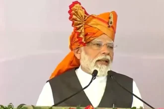 PM Modi महाराष्ट्र में PM Awas वितरण के दौरान हुए भावुक