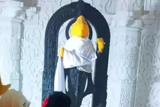 Ram Mandir के गर्भगृह से रामलला की नई तस्वीर